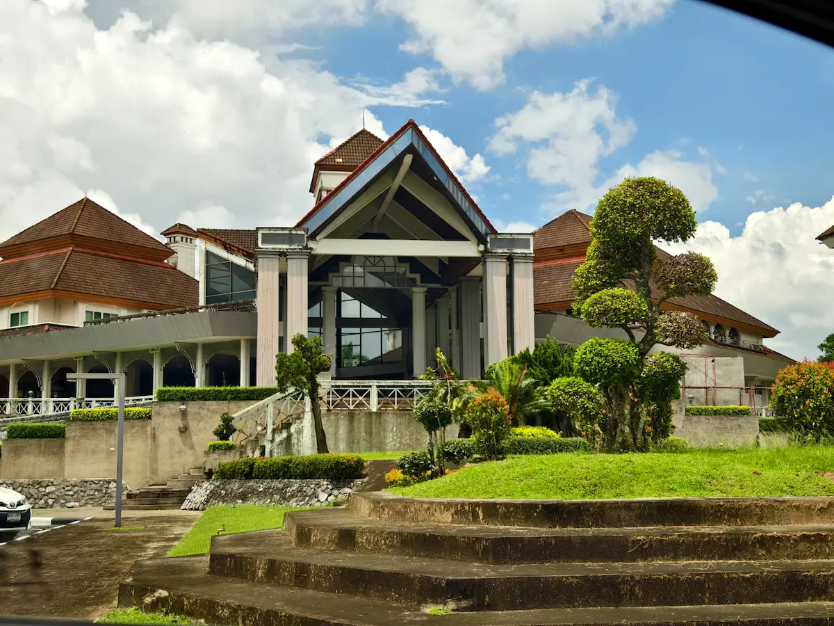 Rumah Tanah Miring Bernuansa Alam